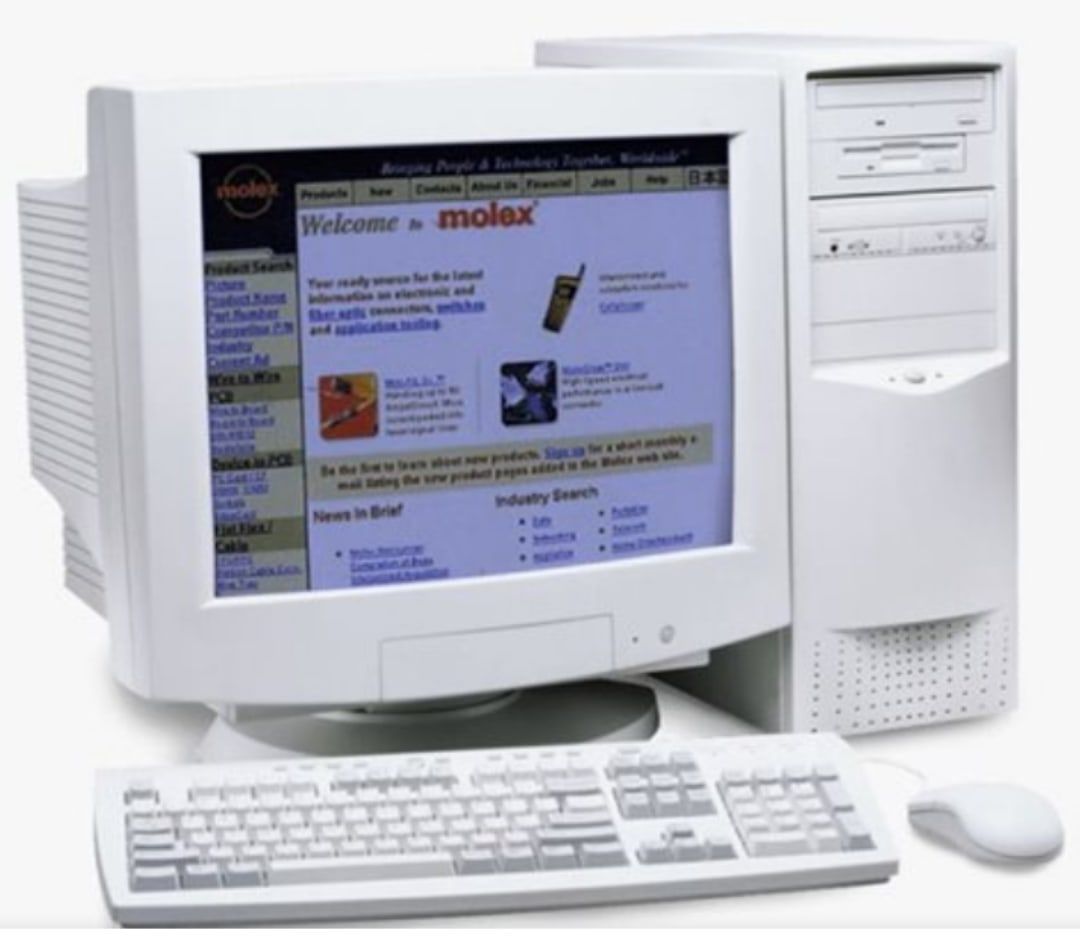 Computadora de escritorio clasica beige de los 90